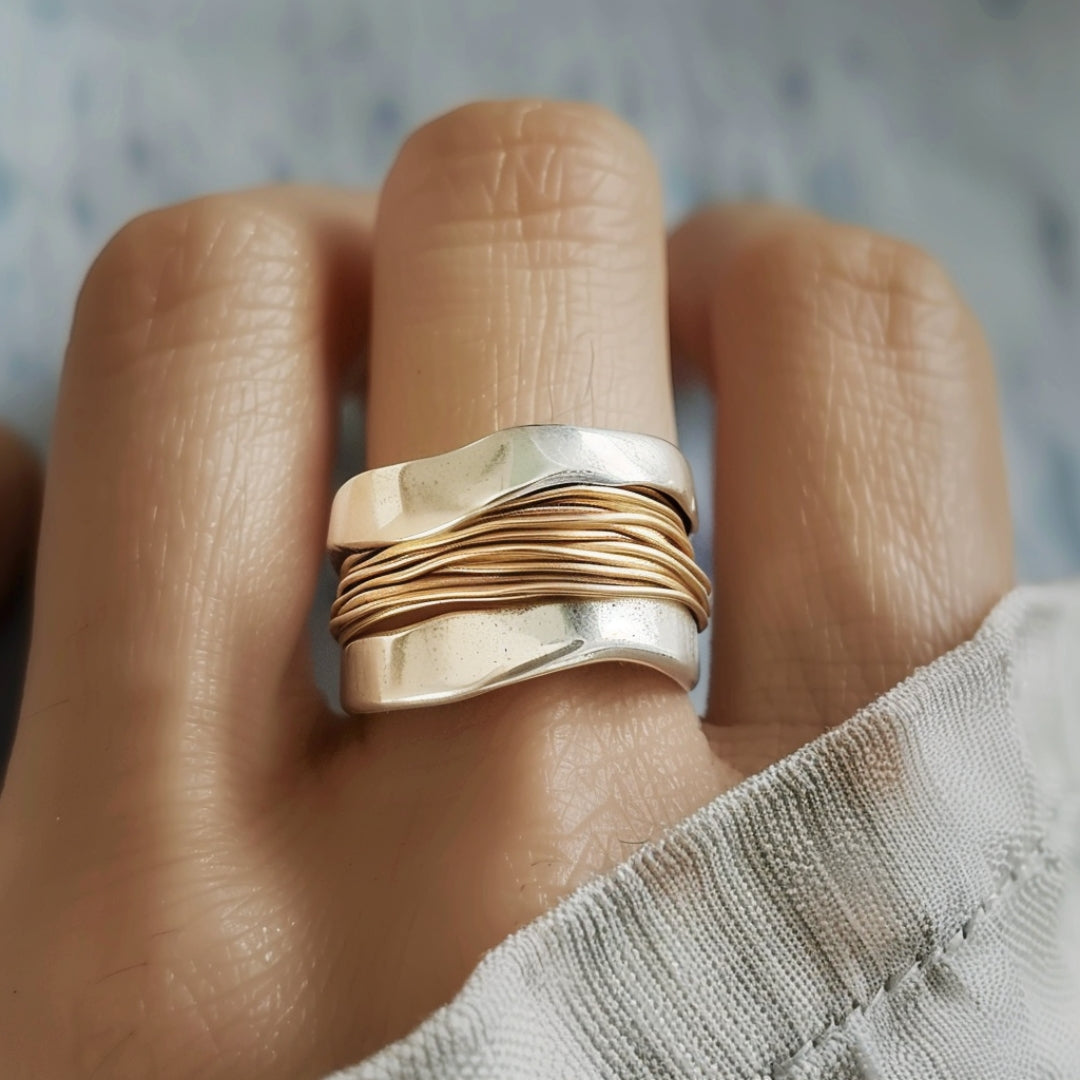 Anillo de Hilos Plateados y Dorados