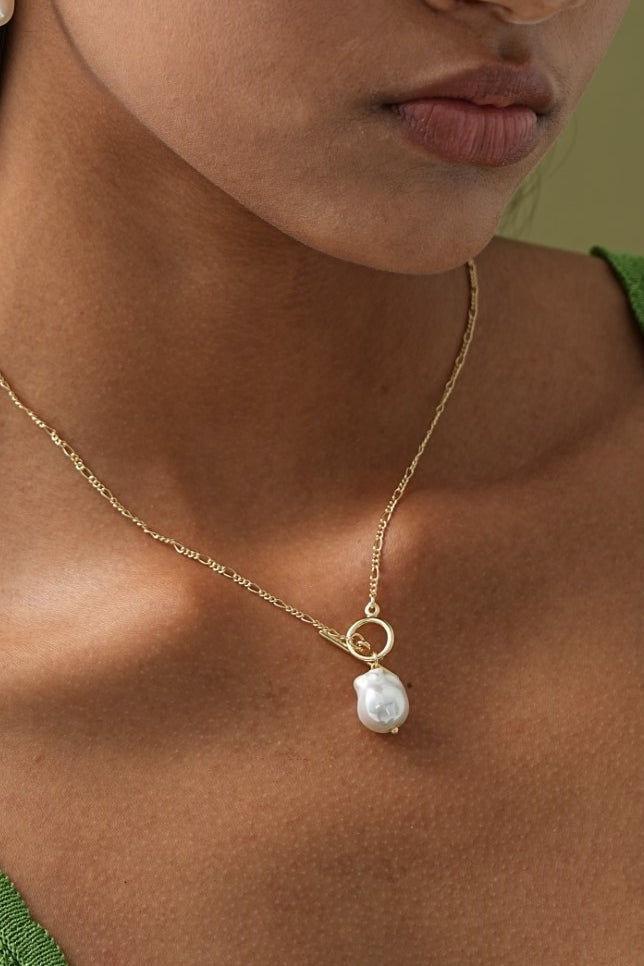 Collar Elegante de Perlas Doradas