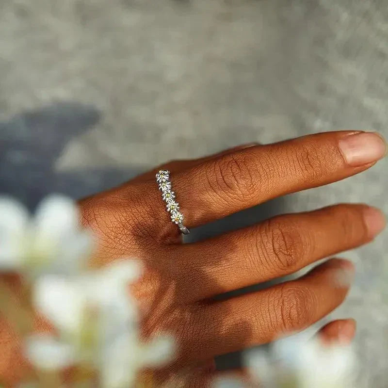 Anillo de Margarita de Esmalte Pintado a Mano y Plata Ajustable
