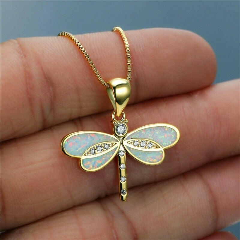 Collar de Libélula Dorada con Ópalo