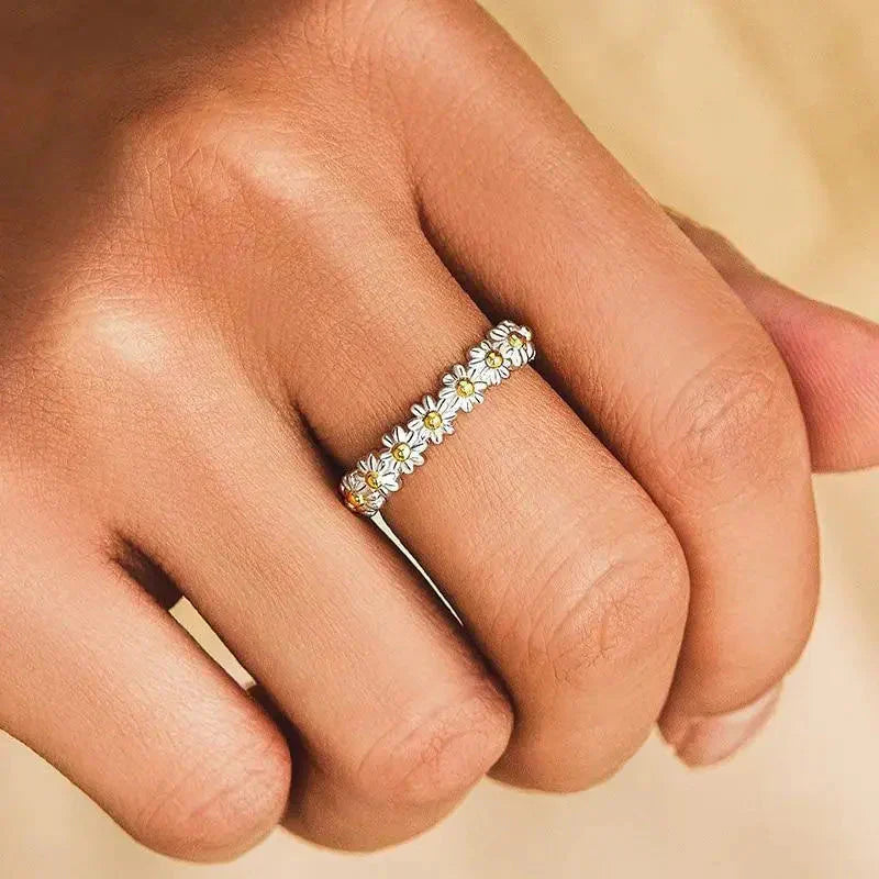 Anillo de Margarita de Esmalte Pintado a Mano y Plata Ajustable