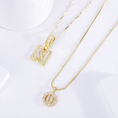 Collar con inicial de moissanita | Oro