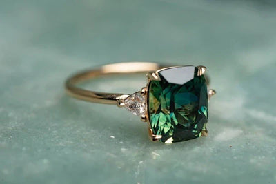 Anillo de Oro con Piedra Verde Inspirado en el Vintage