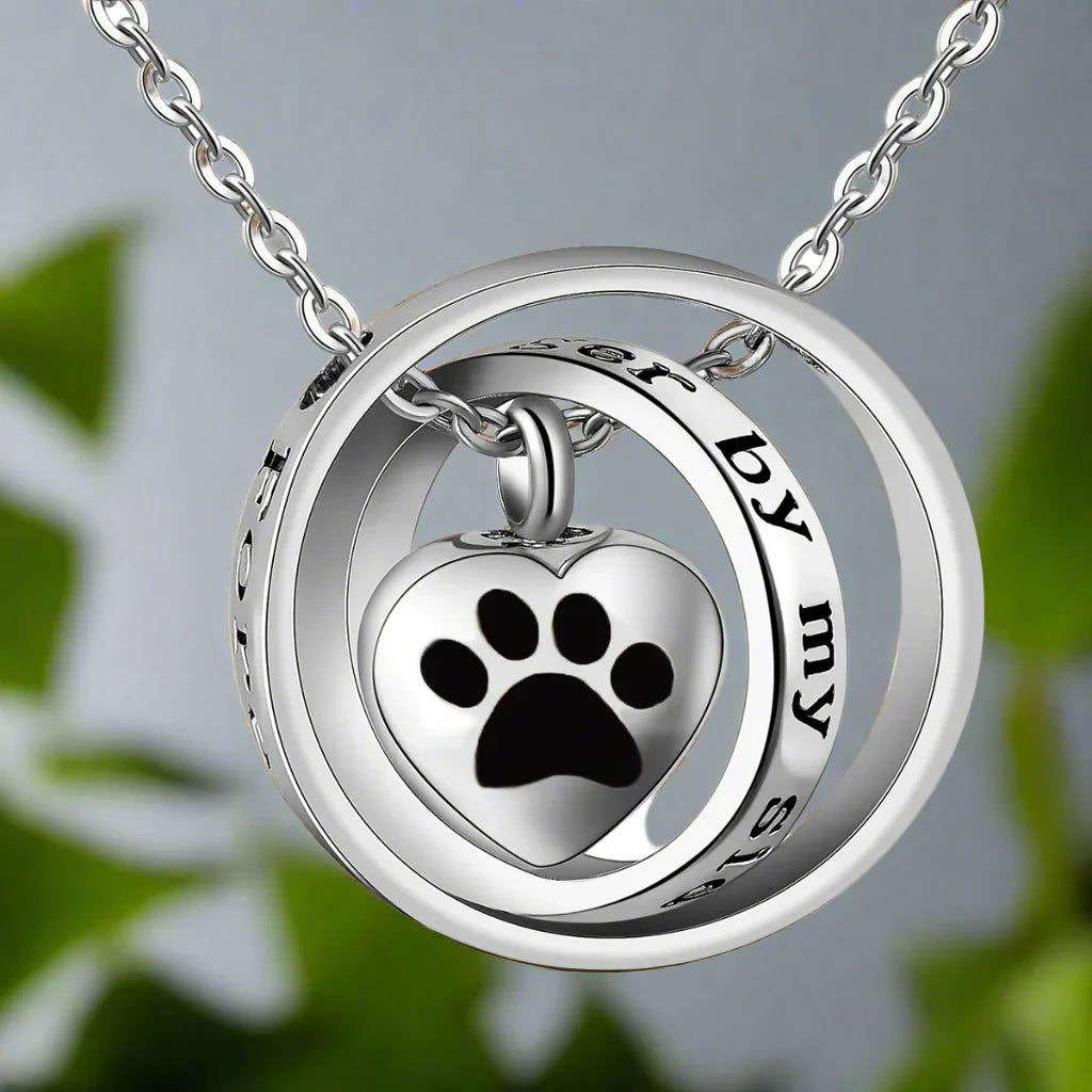 "Ya No A Mi Lado, Siempre En Mi Corazón" – Collar de Urna de Acero Inoxidable con Huella