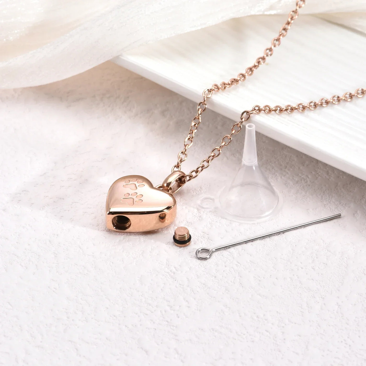 Collar con Urna Conmemorativa para Mascotas – Colgante en Forma de Corazón con Grabado de Huella