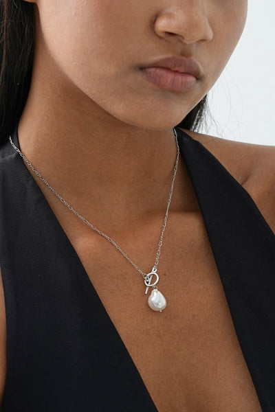 Collar Elegante de Perlas Doradas