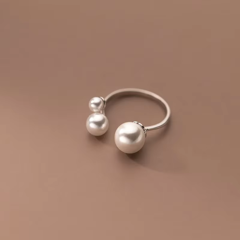 Anillo ajustable de perlas de agua dulce triples