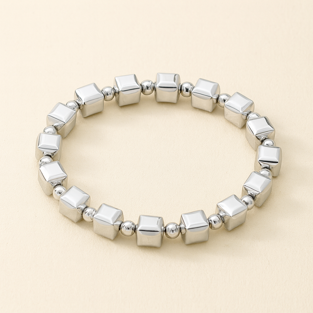 Pulsera de Plata Atemporal con Detalles de Perlas de Cubo