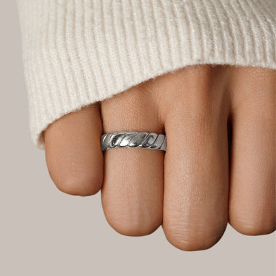 Anillo de Plata Calira con Infinito Torcido