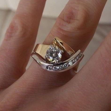 Anillo Vintage Irregular con Diamantes