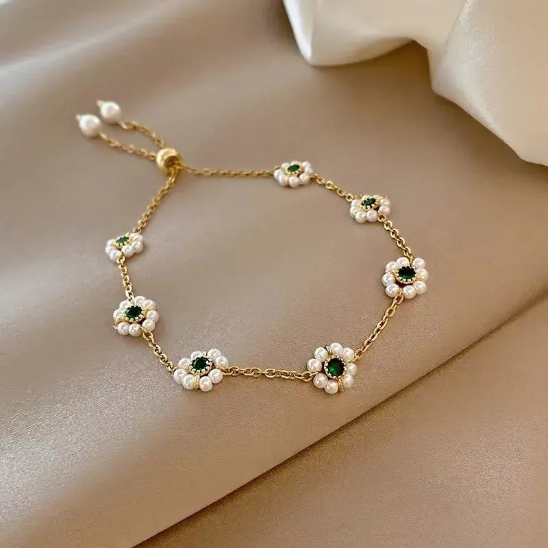 Brazalete Elegante de Margarita con Cristales Verdes