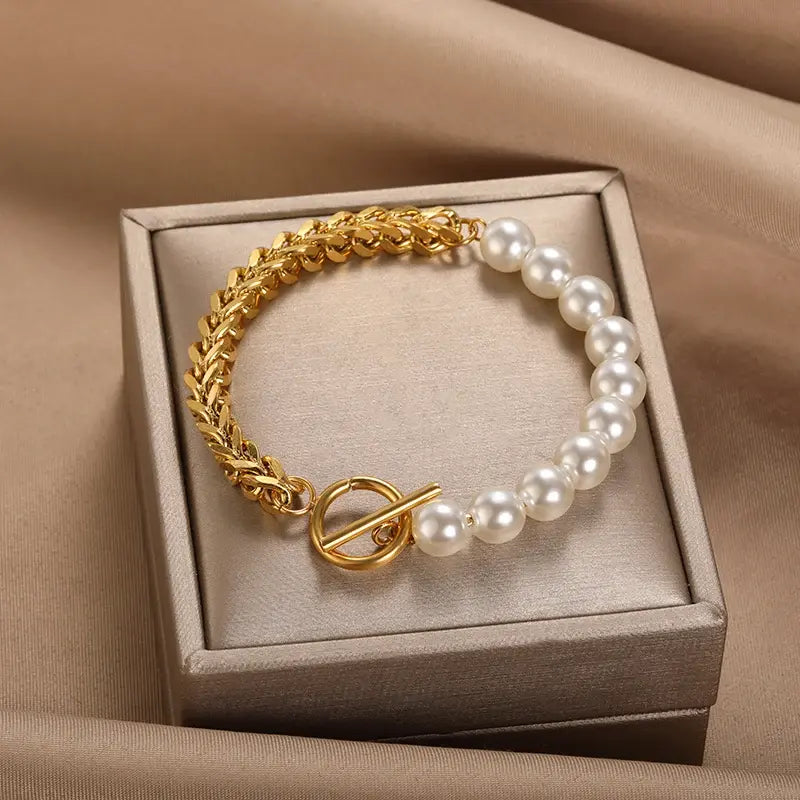 Brazalete Elegante de Oro y Perlas