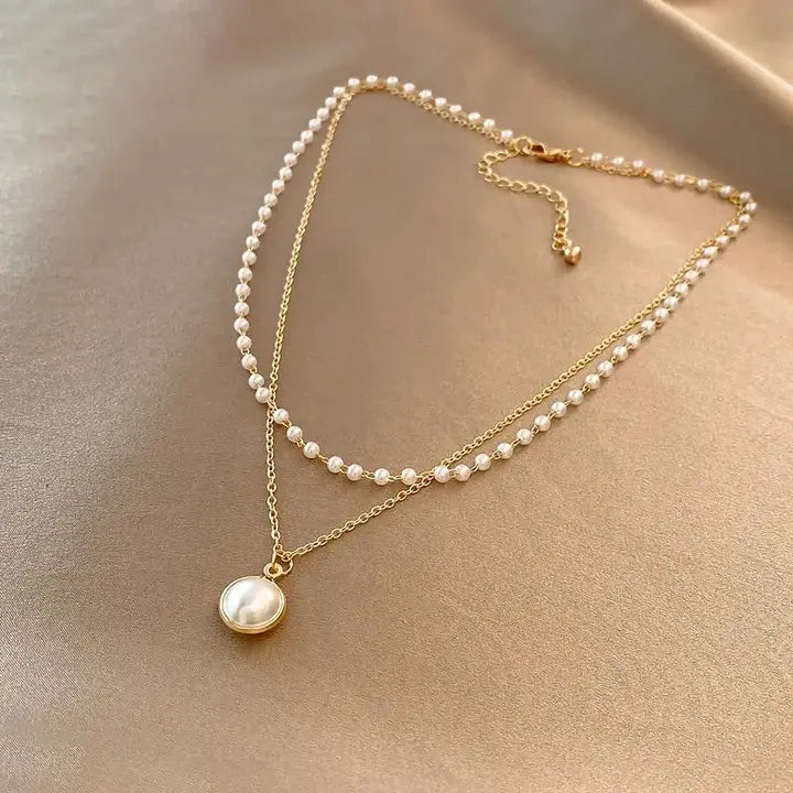 Collar Elegante de Oro con Perlas