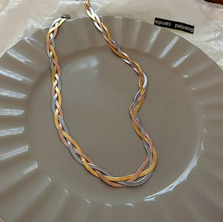 Collar de Elegancia Chic en Oro y Plata
