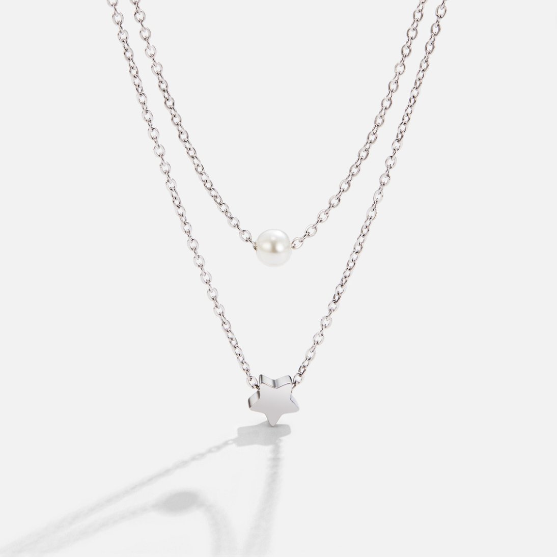 Cadena de plata con estrellas y perlas