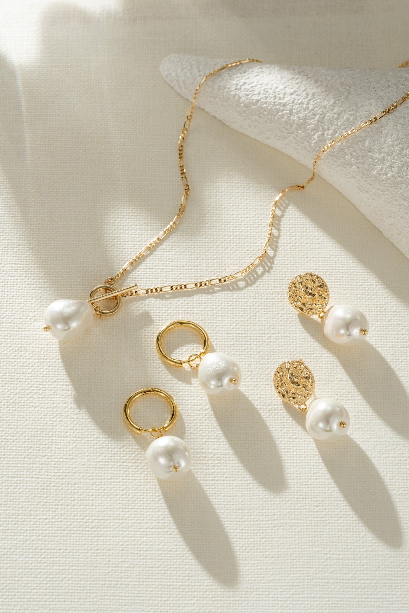 Collar Elegante de Perlas Doradas