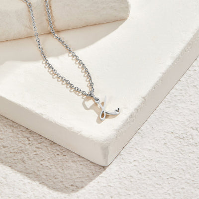 Collar con corazón de letras plateadas