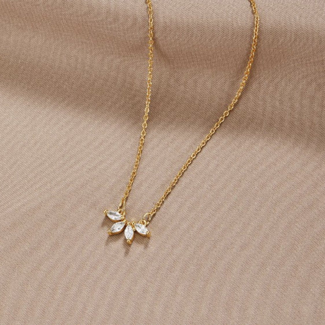 Collar de Hoja de Cristal Omelia