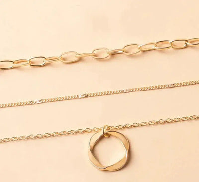Collar de Oro Clásico con Diseño de Colgante