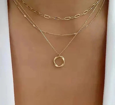 Collar de Oro Clásico con Diseño de Colgante