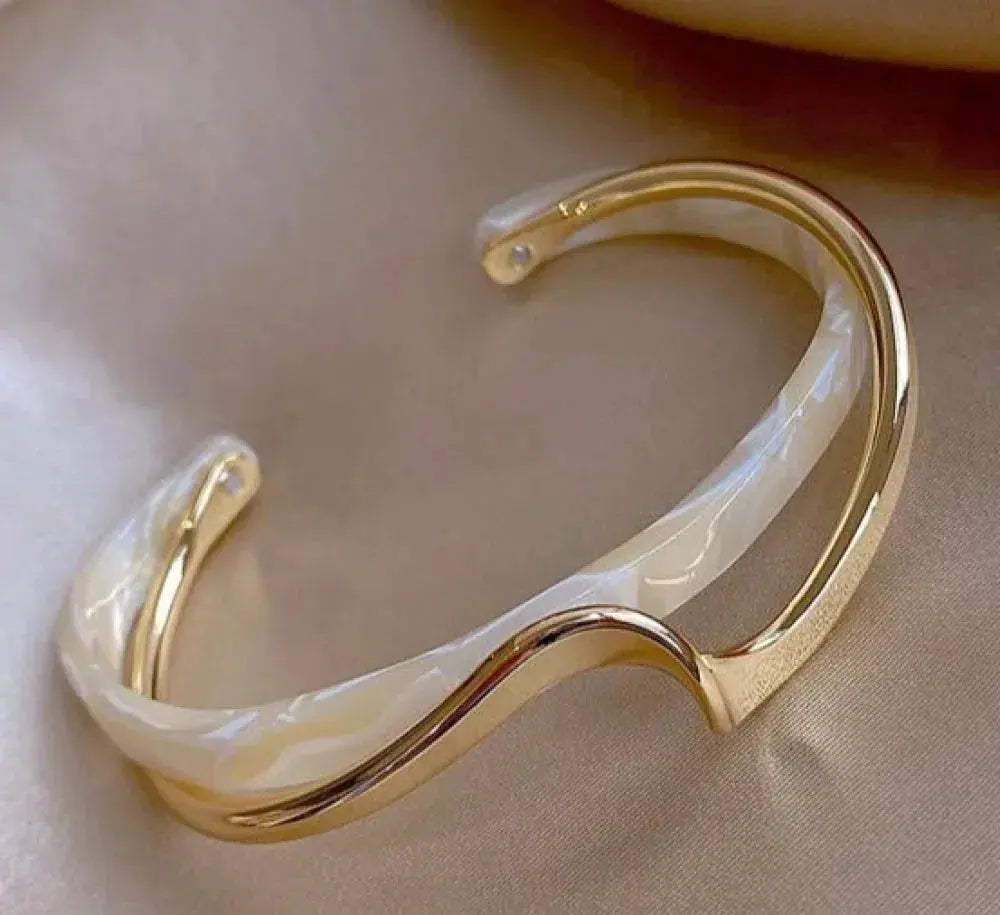 Pulsera Elegante de Ópalo Blanco con Oro
